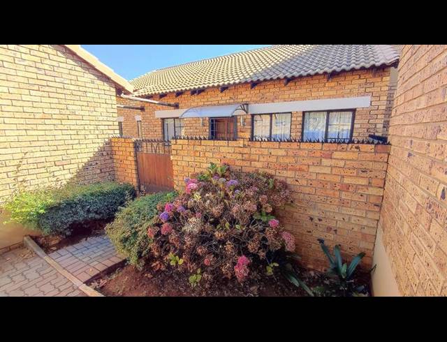 2 BEDROOM TOWNHOUSE FOR SALE IN MONAVONI